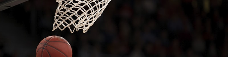 NBA季后赛篮球比赛现场，球员扣篮瞬间